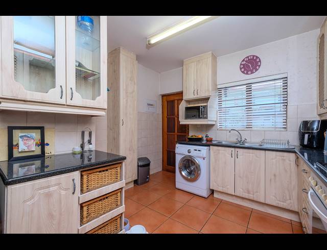 2 BEDROOM APARTMENT TO LET IN LONEHILL